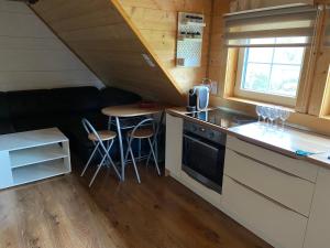 een keuken met een aanrecht en krukken in een tiny house bij Chata Dante in Liptovský Mikuláš