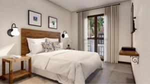 um quarto com uma grande cama branca e uma janela em Quinta Santa Bárbara em Pirenópolis