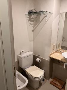 La salle de bains blanche est pourvue de toilettes et d'un lavabo. dans l'établissement Excelente monoambiente en cañitas, à Buenos Aires