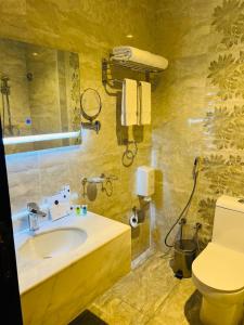 سكوب العربية في جدة: حمام مع حوض ومرحاض