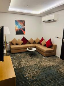 سكوب العربية في جدة: غرفة معيشة مع أريكة وطاولة