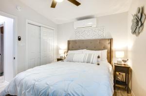 ein weißes Schlafzimmer mit einem Bett und einer weißen Decke in der Unterkunft Peaceful Montgomery Vacation Rental with Porch! in Montgomery