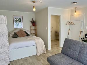 Letto o letti in una camera di Pāpāmoa Beach Studio Oasis