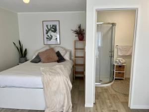 Letto o letti in una camera di Pāpāmoa Beach Studio Oasis