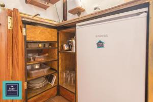cocina con puerta blanca en una habitación en Strelitzia Estudio Agaete, en San Pedro