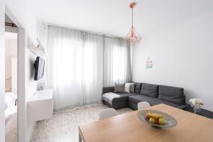 een woonkamer met een bank en een tafel bij Nordic apartment Sagrada Familia in Barcelona