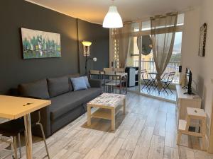 un soggiorno con un divano e un tavolo di torry de yomely sea view a Playa de las Americas