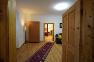 a hallway with a door and a rug in a room at Altstadt Apartment am Schergentor in Hall in Tirol