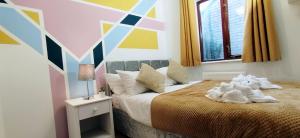 Een bed of bedden in een kamer bij Epicsa - Quiet Bungalow, 3 Bedroom with Parking & Garden