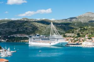 un crucero está atracado en un cuerpo de agua en Villa Valjalo, en Dubrovnik