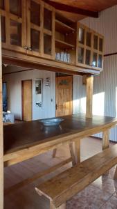 duży drewniany stół z ławką w pokoju w obiekcie Casa vista quebracho w mieście Puchuncaví