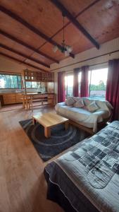 1 dormitorio con 1 cama y 1 mesa en una habitación en Casa vista quebracho, en Puchuncaví