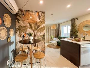 蒙特婁的住宿－Mila Suites，一间厨房,里面配有桌椅