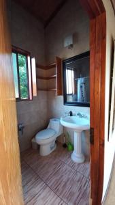 łazienka z toaletą i umywalką w obiekcie Casa vista quebracho w mieście Puchuncaví