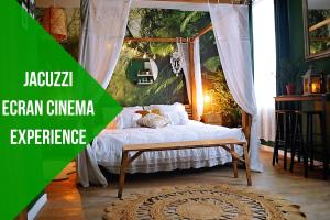 una camera con letto a baldacchino verde e bianco di L'évasion romantique au coeur de la jungle a Évreux