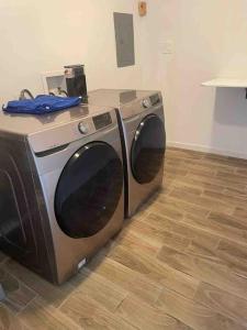 eine Waschmaschine auf dem Boden in einem Zimmer in der Unterkunft New Midtown Studio with Full Kitchen (Unit C) in Phoenix