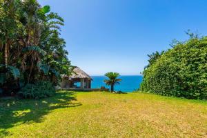 ウムドロティにあるHilltop Hideawayの海を背景にした海辺の家