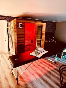 une chambre avec un banc et une cuisine. dans l'établissement L'Entre 2 - Suite de charme avec sauna et baignoire balnéo, à Amay