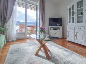 een woonkamer met een glazen tafel en een televisie bij Sea-view Apartments Klara - Viganj in Viganj