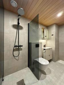 Kylpyhuone majoituspaikassa Pramea Apartments Kultaranta