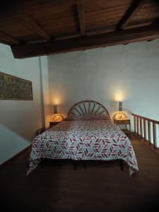 1 dormitorio con 1 cama y 2 lámparas en 2 mesas en Chalet Romantico Sul Lago en Anguillara Sabazia