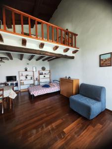 sala de estar con sofá azul y escalera en Chalet Romantico Sul Lago en Anguillara Sabazia