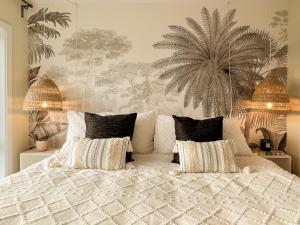 een slaapkamer met een wit bed met 2 kussens bij Mila Suites in Montreal