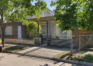 un edificio con una puerta al lado de una calle en URBANA Departamento 1d. Zona Mujer urbana, Allende, Kempes. en Córdoba