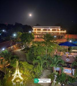 um resort com um edifício e uma torre à noite em Casa de Robles Tanay Rizal em Tanay
