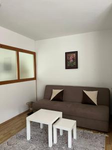sala de estar con sofá y mesa en Apartman Reyan en Jajce