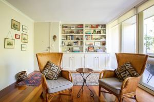- un salon avec deux chaises et une table dans l'établissement Leafy Toorak two bedroom executive apartment, à Melbourne