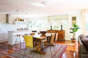 - une cuisine avec une table et des chaises en bois dans l'établissement Leafy Toorak two bedroom executive apartment, à Melbourne