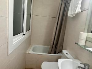 Koupelna v ubytování Can Setmanes by CozyCatalonia