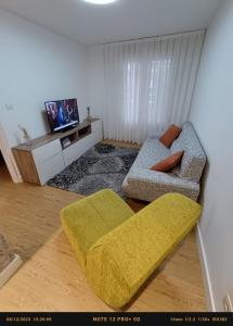 a living room with a couch and a tv at Bonito Apartamento en Zamakola in Bilbao