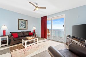 un soggiorno con divano e TV a schermo piatto di Splash Beach Resort #1503-E by Book That Condo a Panama City Beach