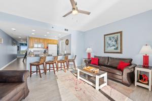 un soggiorno con un divano e un tavolo di Splash Beach Resort #1503-E by Book That Condo a Panama City Beach