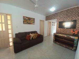 Posezení v ubytování Casa para temporada c/ ar condicionado, próximo da praia e do Beco das Garrafas