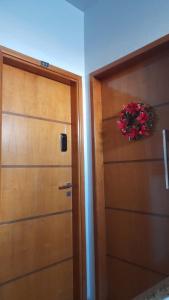 Un par de puertas con una corona. en Apartamento 2 quartos Setor Sul en Goiânia