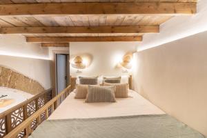 - un escalier dans une maison avec deux oreillers dans l'établissement Mounouria House Koskinou, à Koskinou 56 autres photos