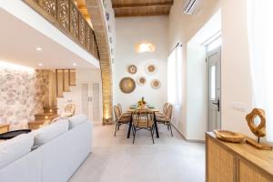 une cuisine et une salle à manger avec une table et des chaises dans l'établissement Mounouria House Koskinou, à Koskinou