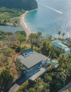 - une vue aérienne sur une maison à côté d'une plage dans l'établissement Amazing mountain top villa, à Marigot