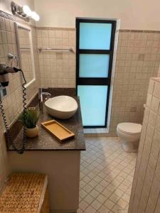 La salle de bains est pourvue d'un lavabo et de toilettes. dans l'établissement Amazing mountain top villa, à Marigot
