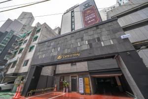 un edificio con un cartel en la parte delantera en Hotel Centro Stay, en Incheon