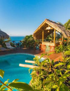 ein Resort mit einem Pool und einem Pavillon in der Unterkunft Modern 1 bed guesthouse with pool and ocean view in Marigot