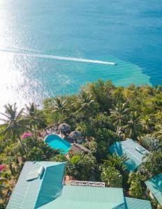 een luchtzicht op de oceaan en een resort bij Amazing mountain top home with pool in Marigot Bay