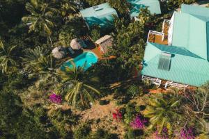 een luchtzicht op een huis met een zwembad bij Amazing mountain top home with pool in Marigot Bay