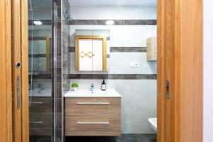 y baño con lavabo y espejo. en Grace Apartments - 3 bedroom City Centre, en Granada