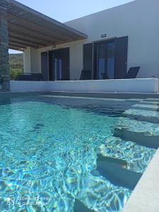 Bazén v ubytování Vastblue of Paros nebo v jeho okolí