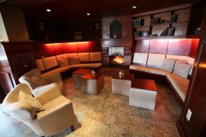 an overhead view of a living room with a fireplace at Huize Hölterhof Wellness Hotel Restaurant in Enschede