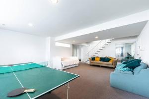 una sala de estar con mesa de ping pong. en Spacious 4BR House Close to DT, en Brossard